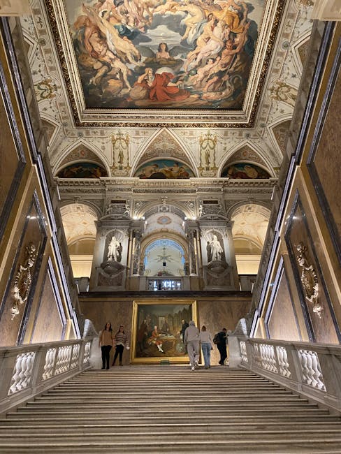 Monumentale scalone del Kunsthistorisches Museum con visitatori
