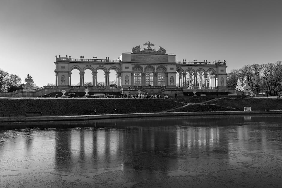 Silhouette della Gloriette di Schönbrunn all'alba
