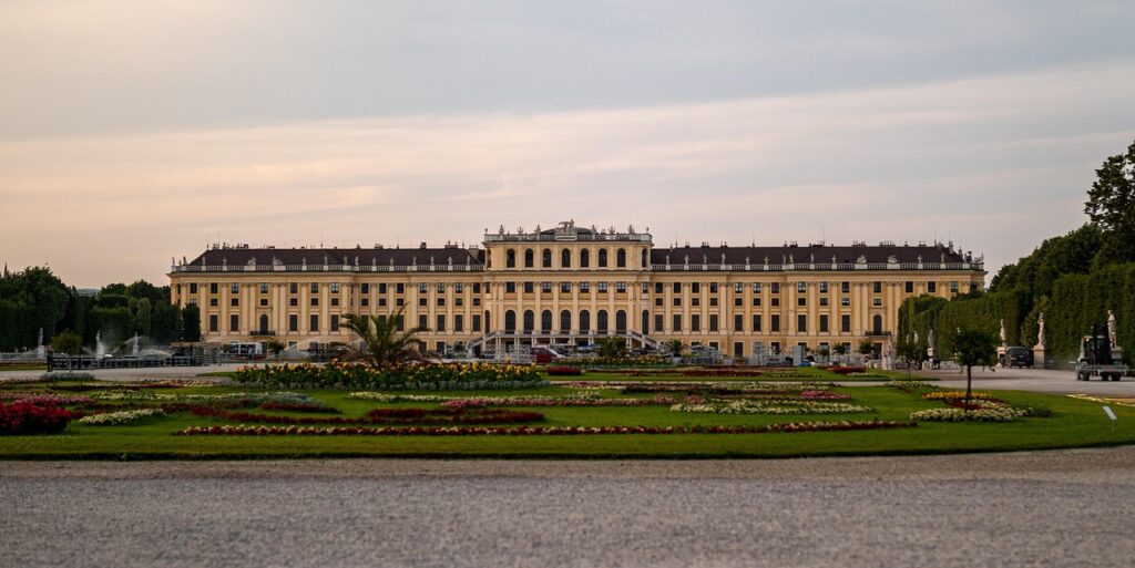 Palazzo di Schönbrunn all'alba, vista del giardino