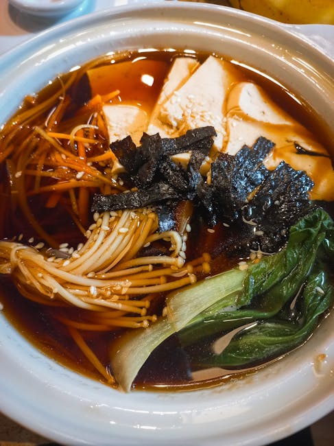 Aziatische stijl vegan noedelbowl bij Loving Hut, Wenen