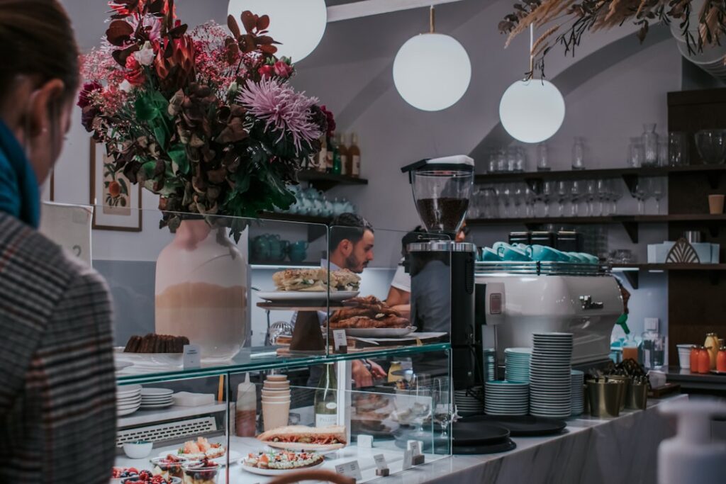 Gezellig vegan café-interieur bij Deli Bluem, Wenen