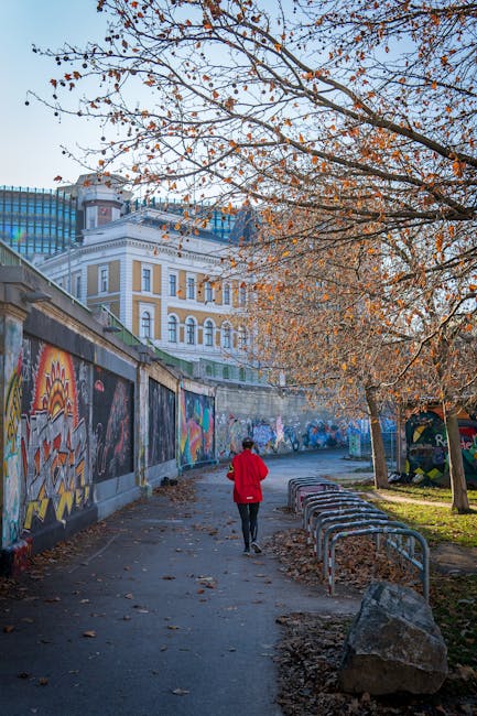 Muri coperti di graffiti lungo il Donaukanal con percorso pedonale