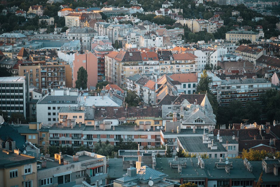 Sonnenuntergang über Wiener Dachlandschaft mit Blick auf ein Quartier