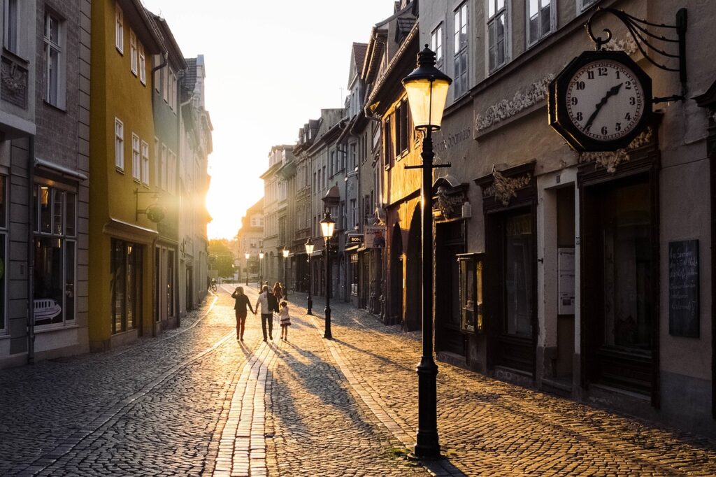 Person spaziert durch ein Wiener Viertel mit Kopfsteinpflaster