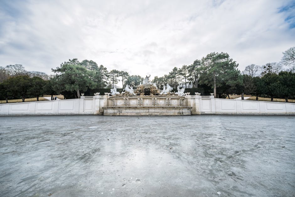 Giardini del castello di Schönbrunn in inverno con neve