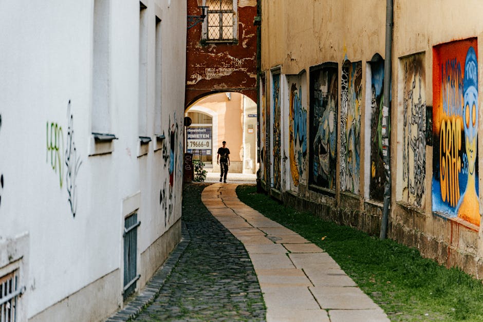 Vicoli lastricati di Spittelberg con murales alle pareti