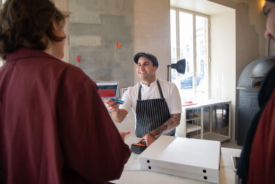 Viaggiatore che mostra la scheda delle allergie al personale di un ristorante a Vienna