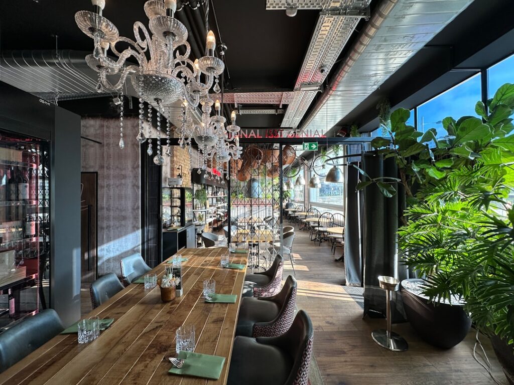 Interieur van een farm-to-table plantaardig restaurant in Wenen