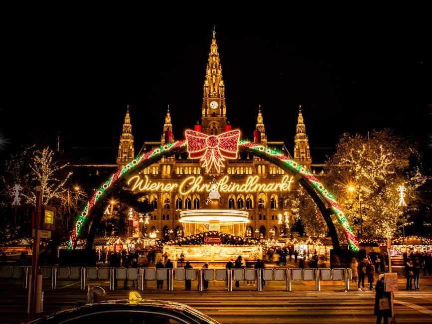 Mercatino di Natale a Rathausplatz di sera con luci