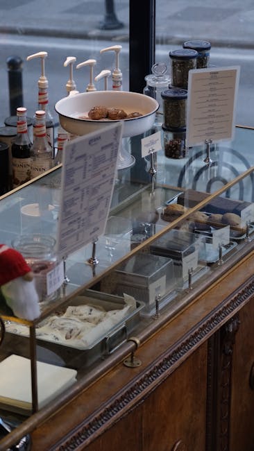 Innenraum einer nostalgischen Wiener Eisdiele mit Formica-Tischen