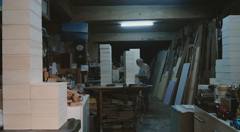 Handwerker fertigt eine Holzkiste in einer Wiener Werkstatt