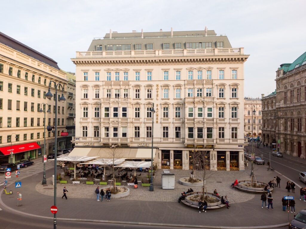 Stück Sachertorte im historischen Café