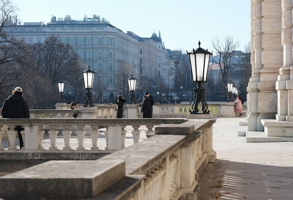 Fußgängerstraße nahe der Hofburg im Winter mit Touristen in Mänteln