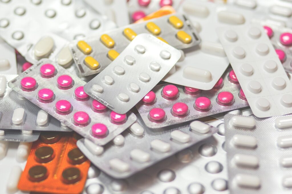 Apotheker übergibt Arzneimittel an Tresen