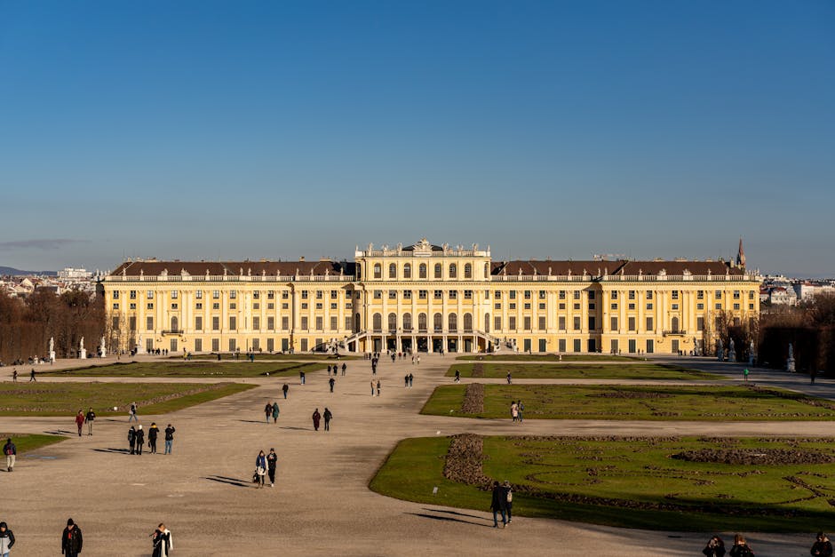 Giardini del palazzo di Schönbrunn di prima mattina con i visitatori