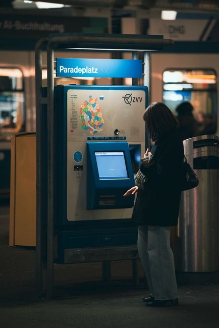 Reisender nutzt Fahrkartenautomat der Wiener Linien am Bahnsteig