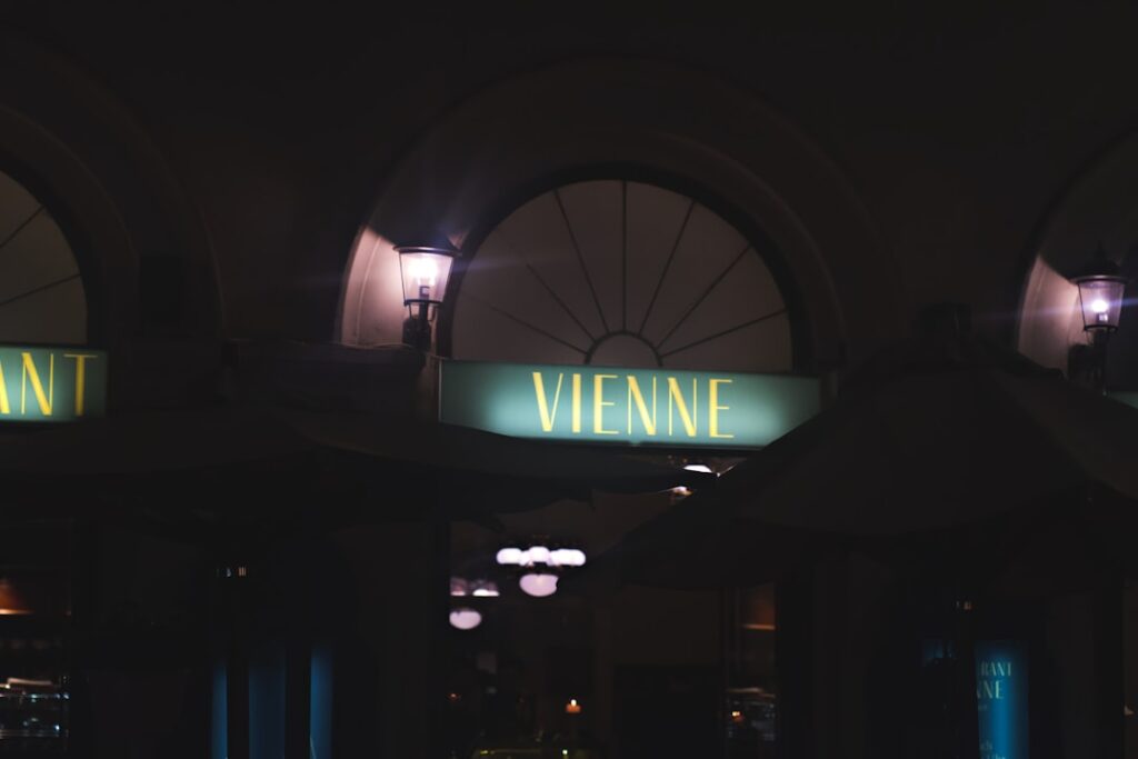 Interieur van het centraal station van Wenen met apotheek bij nacht