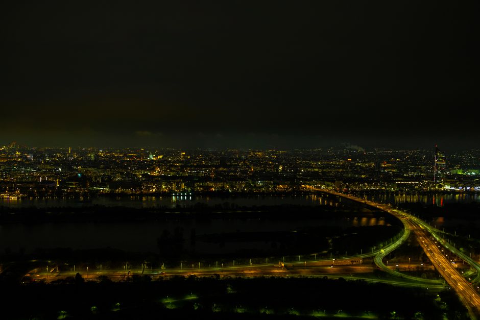 Veduta della skyline di Vienna all'imbrunire con luci della città
