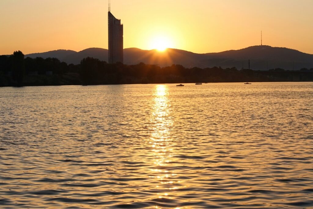 Wiener Stadtbild bei Dämmerung mit Donau und Stadtlichtern