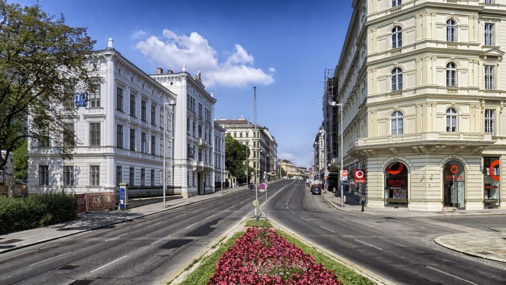 Caffè all'aperto in una via storica di Vienna a mezzogiorno