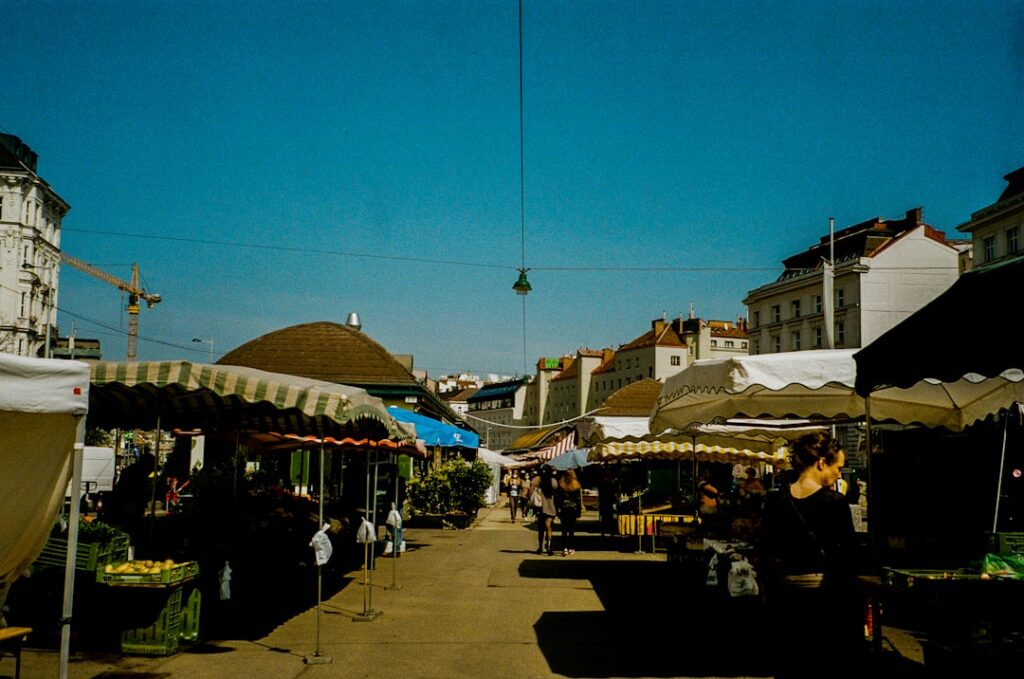 Bancarelle colorate del Naschmarkt di Vienna al mattino