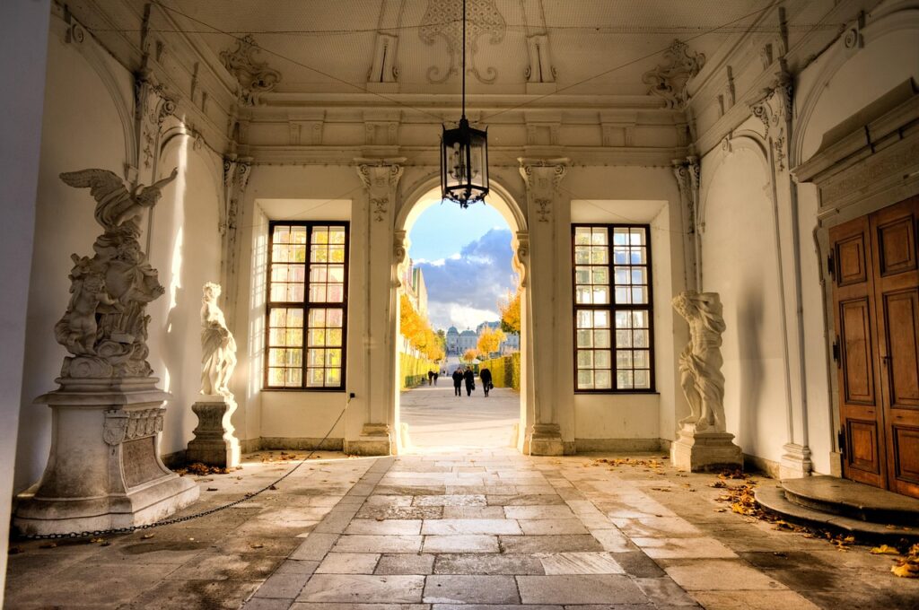 Visitatori che passeggiano nei giardini di un palazzo viennese