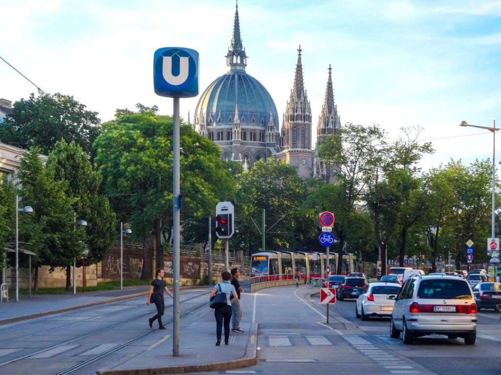 Veduta della Cattedrale di Santo Stefano con caffè all'aperto