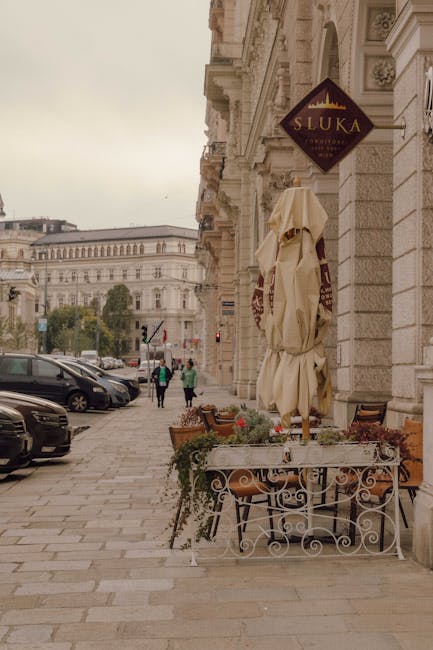 Strada di Vienna con tavoli all'aperto e persone sedute