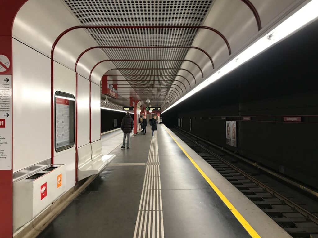 Wiener U‑Bahn‑Station mit Fahrgast am Fahrkartenautomat