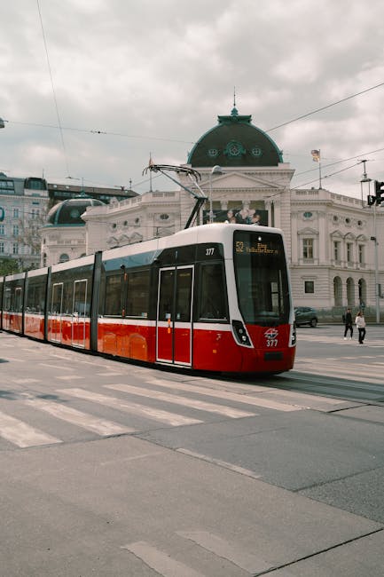 Tram di Vienna che passa davanti a edifici storici
