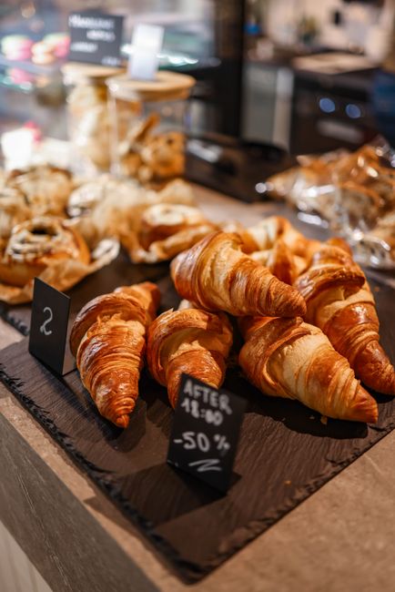Vetrina di una panetteria vegan a Vienna con croissant e pane