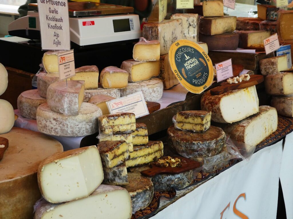 Bancarelle con formaggi locali e olio d'oliva in Provenza