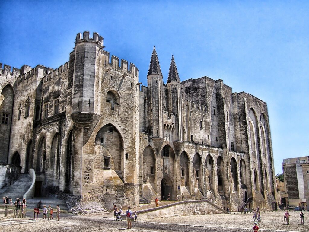 Facciata esterna del Palais des Papes ad Avignone