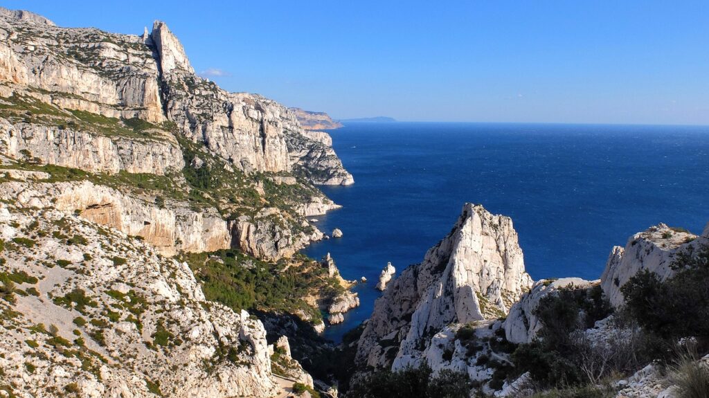 Tramonto sulla costa mediterranea vicino alle scogliere di Cassis