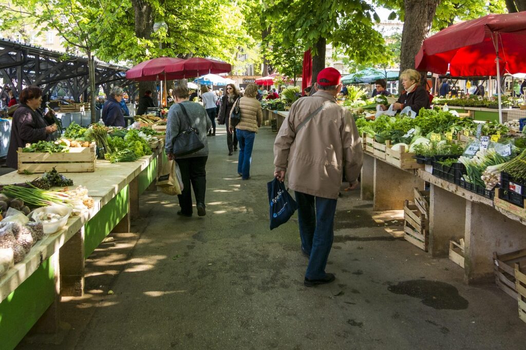 mercato provenzale con bancarelle di verdure