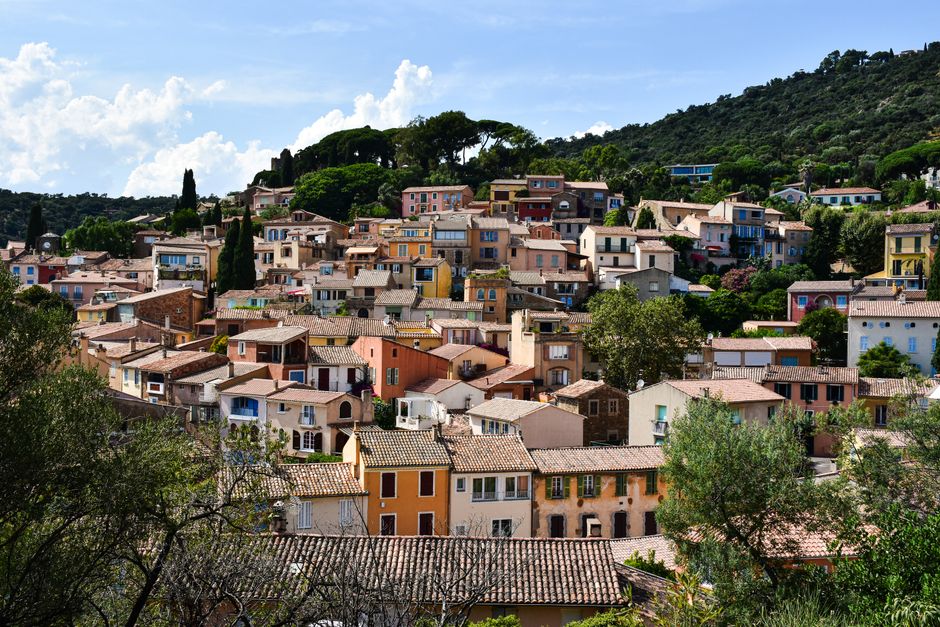 tramonto provenzale su un borgo arroccato
