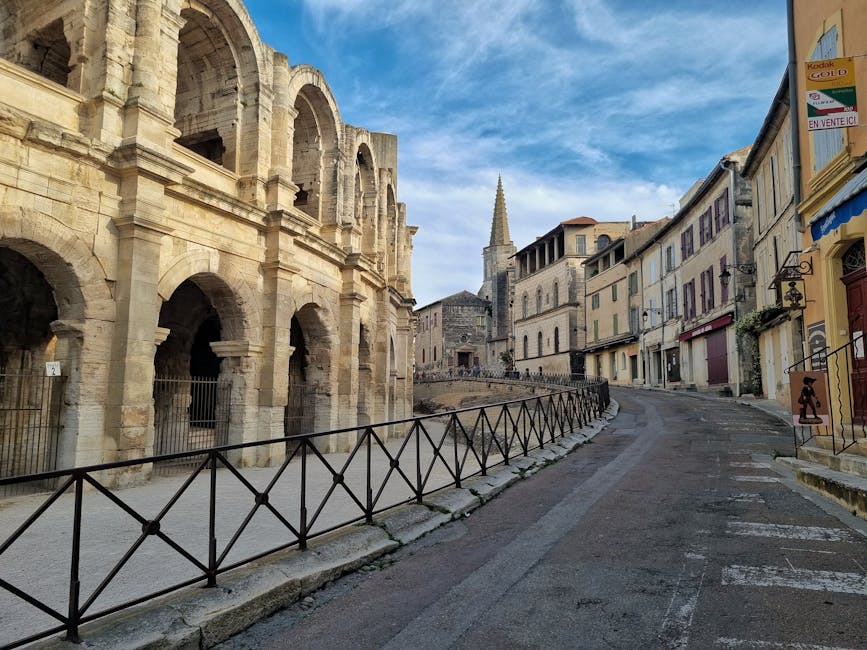 Danzatori di strada ad Arles che eseguono una farandola nell'anfiteatro