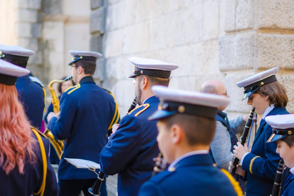 Banda di strada ad Avignone con strumenti tradizionali durante un festival serale