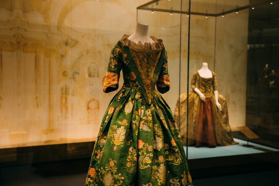Esposizione di gonne ricamate tradizionali al museo tessile di Avignone
