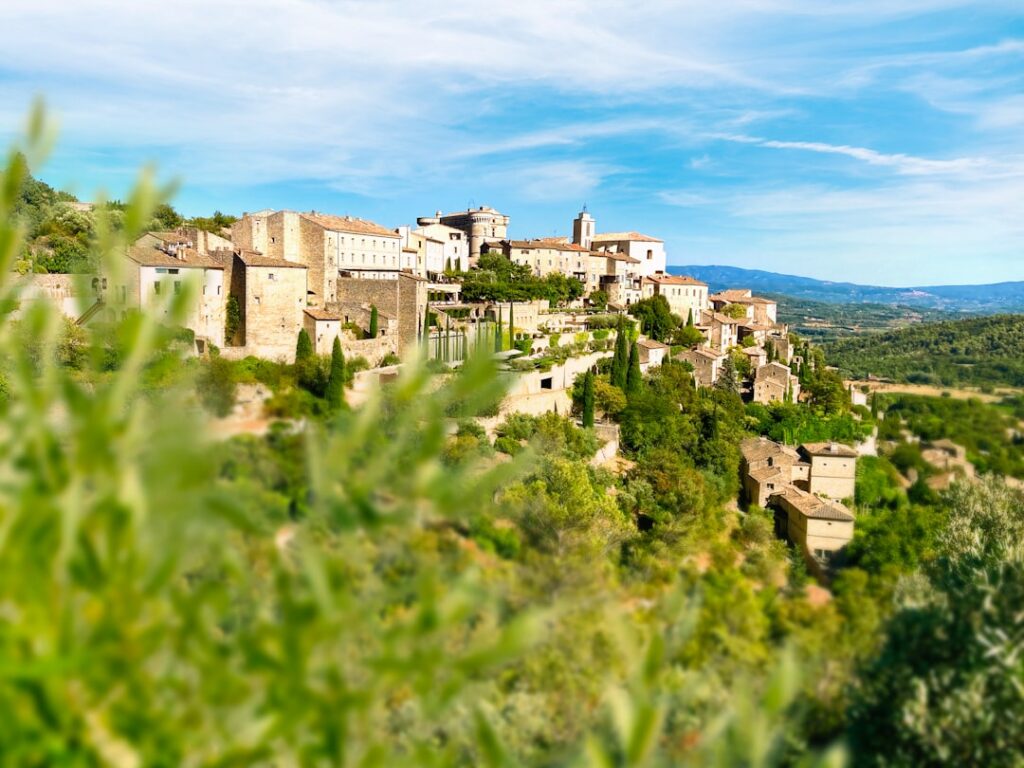 Vista del borgo arroccato di Les Baux-de-Provence su sperone roccioso