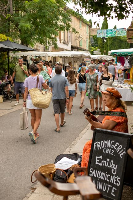 Festa di paese in Provenza con musicisti e pubblico