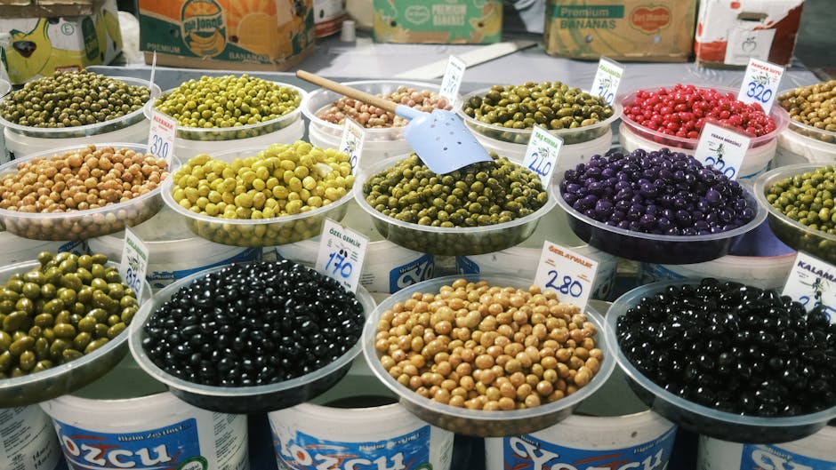 Mercato della domenica mattina con bancarelle d’olive a Maussane