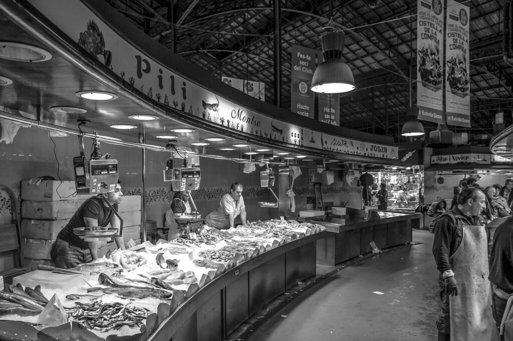 Gerookte vis en open sandwiches op een vismarkt