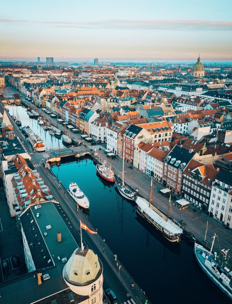 Skyline van Kopenhagen gezien vanaf een dak