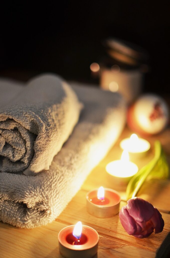 Rustige spa-ruimte met kaarslicht voor ontspanning