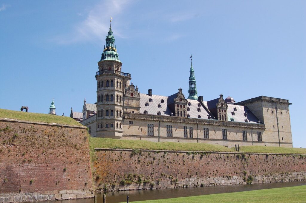 Kronborg kasteel aan zee met historische verdedigingswerken