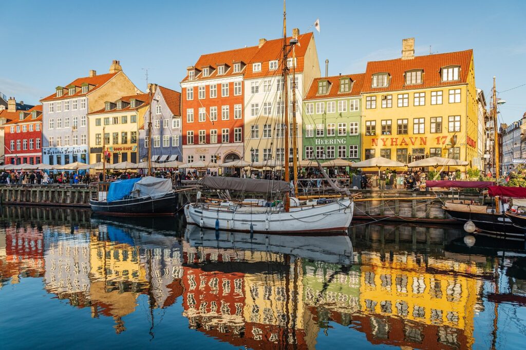 Nyhavn bij zonsondergang met kleurrijke gevels langs het kanaal