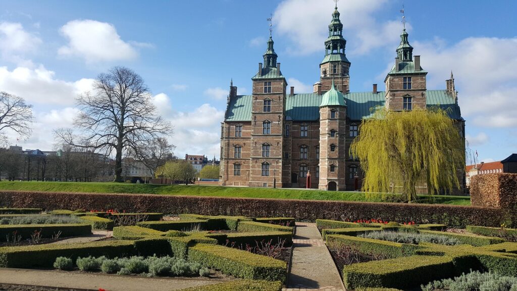 Rosenborg Slot met kroonjuwelen in vitrines