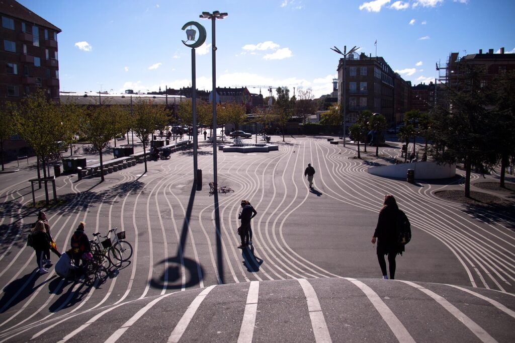 Kleurrijke objecten in Superkilen Park