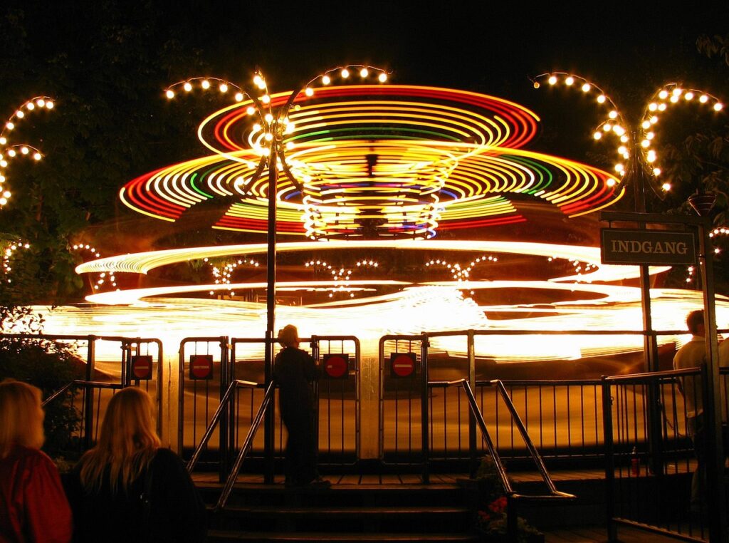 Tivoli Gardens 's avonds met sfeerverlichting